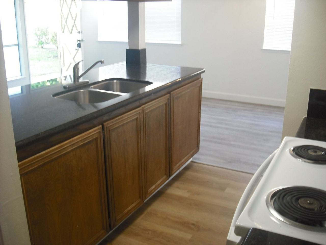 766 W Hemlock St - Photo 6 of 8