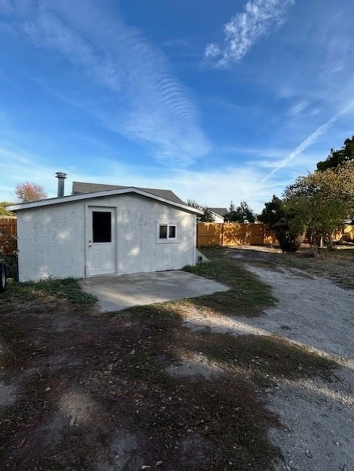 320 Doran Ln - Photo 2 of 21