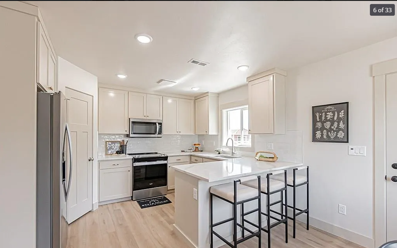 1327 Boston Ct - Photo 4 of 32