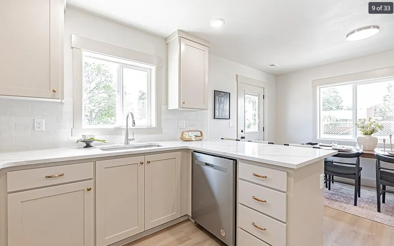 1327 Boston Ct - Photo 7 of 32