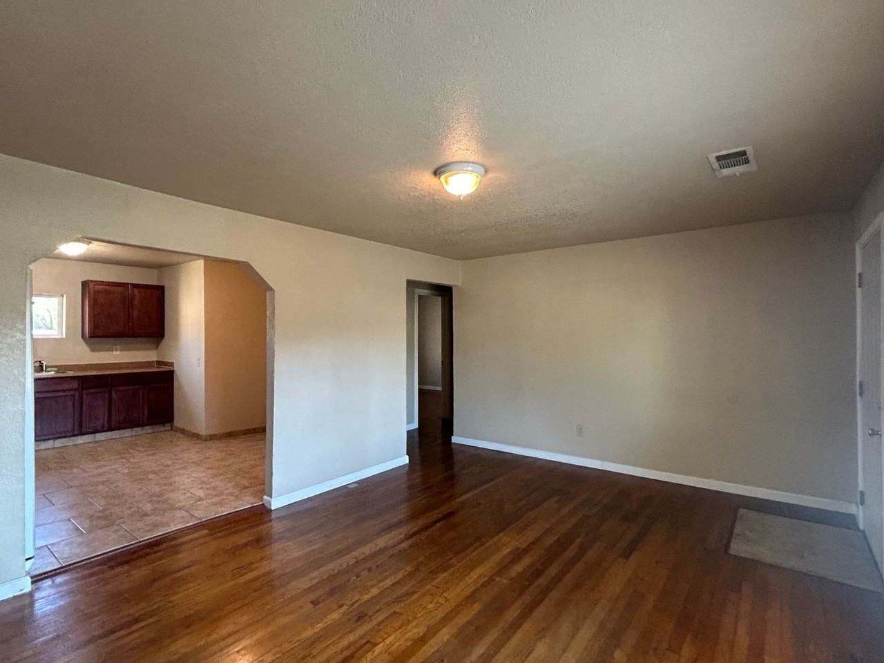 806 Butte St - Photo 3 of 13