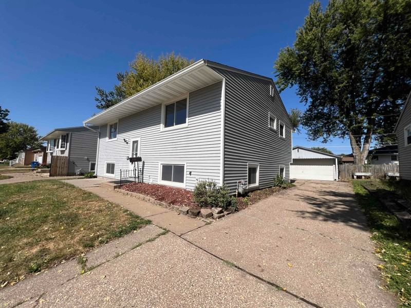 5013 47th Ave - Photo 2 of 14