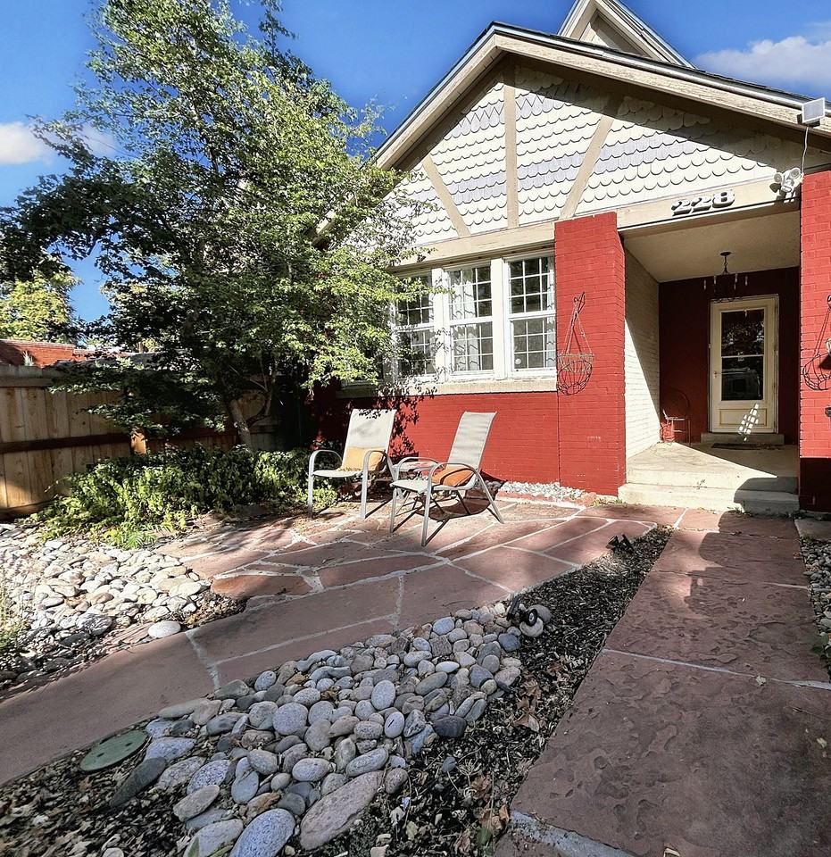 228 Delaware St - Photo 2 of 26