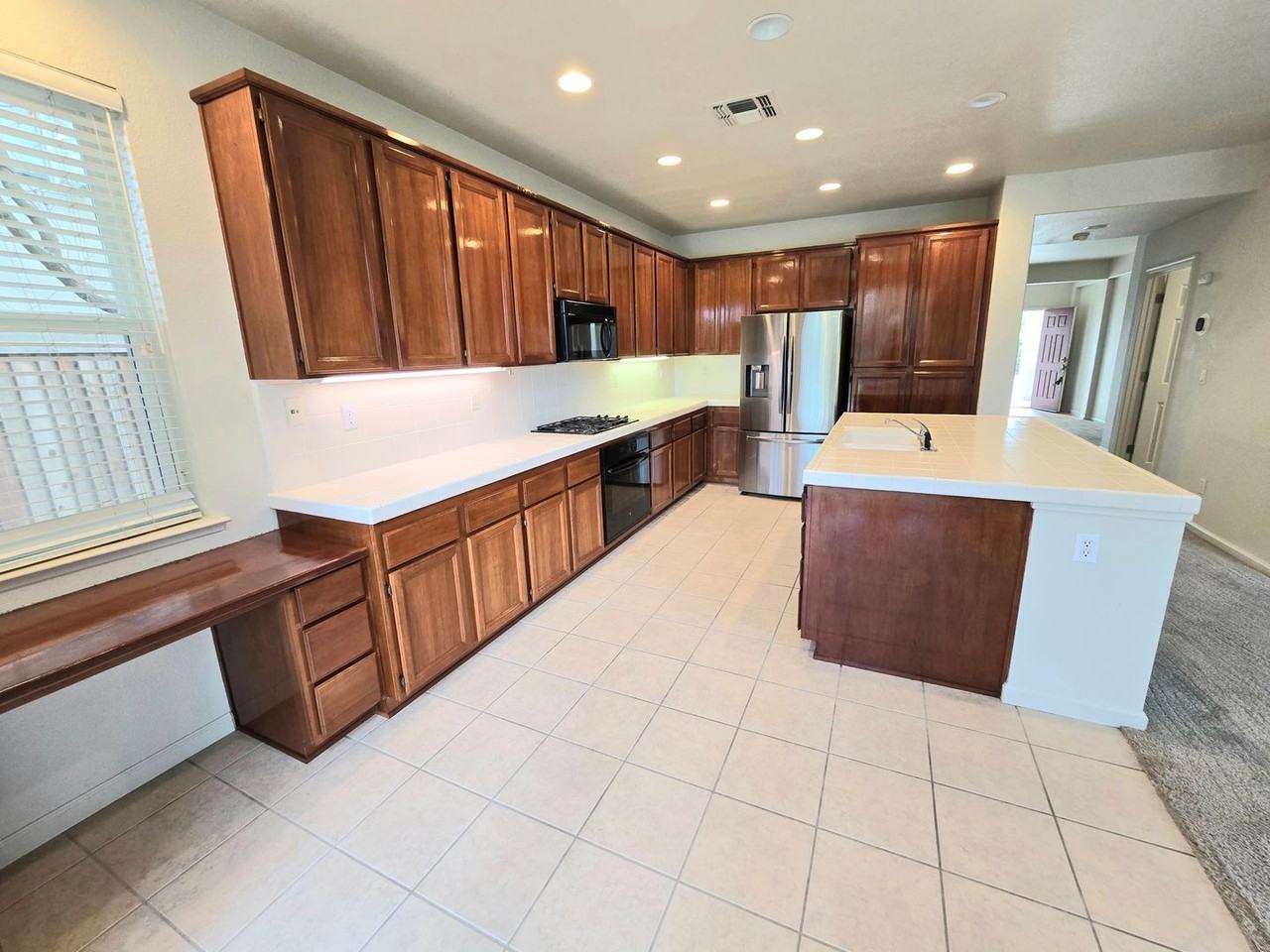 2509 Sloan St - Photo 4 of 30