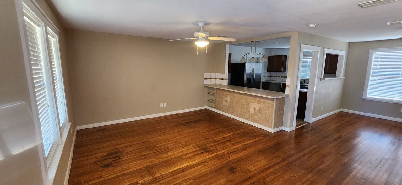 1809 Tiger Ln - Photo 2 of 14