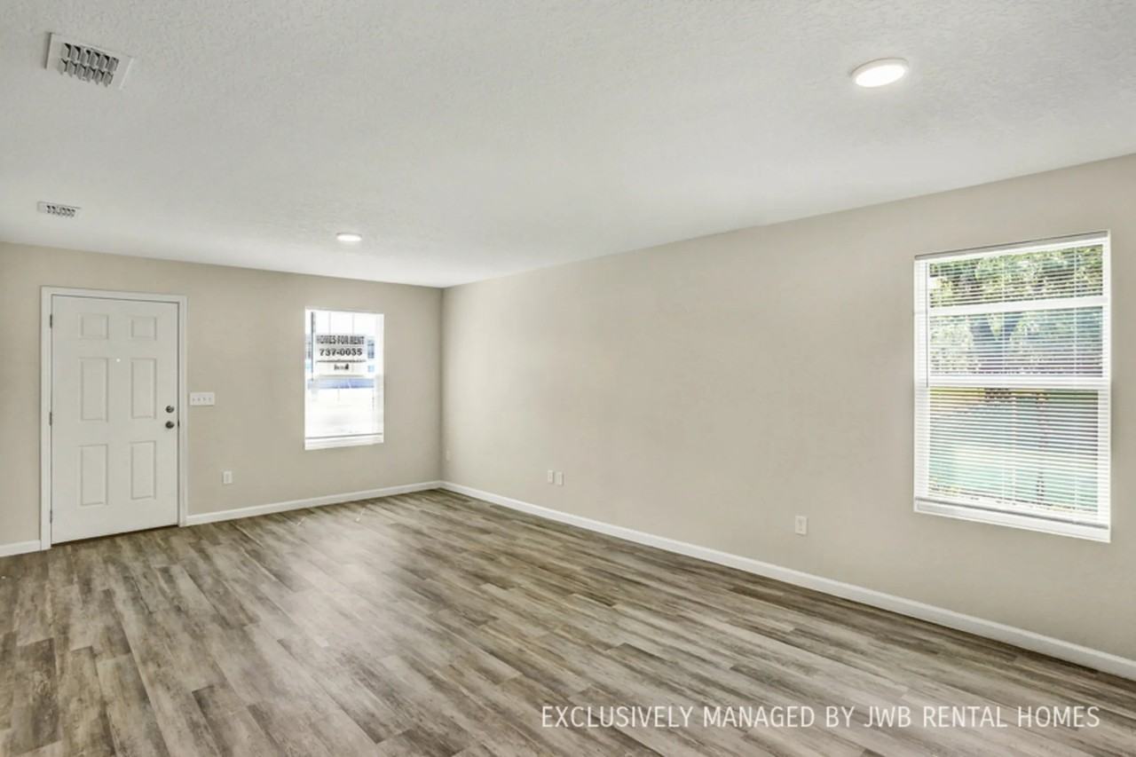 5547 Harrold Ave - Photo 2 of 12