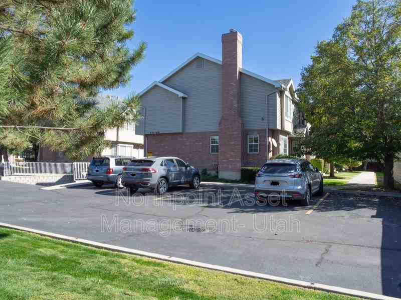 882 N Main St - Photo 3 of 19