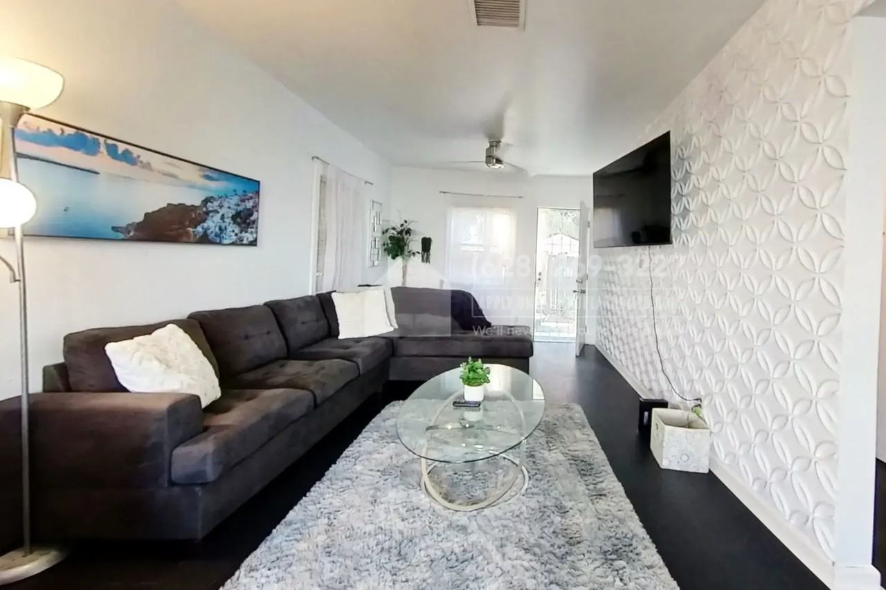 6056 Fountain Ave - Photo 3 of 26