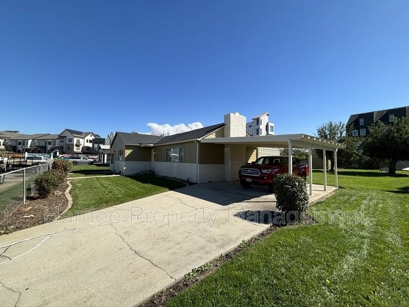 309 E 35th St - Photo 2 of 23