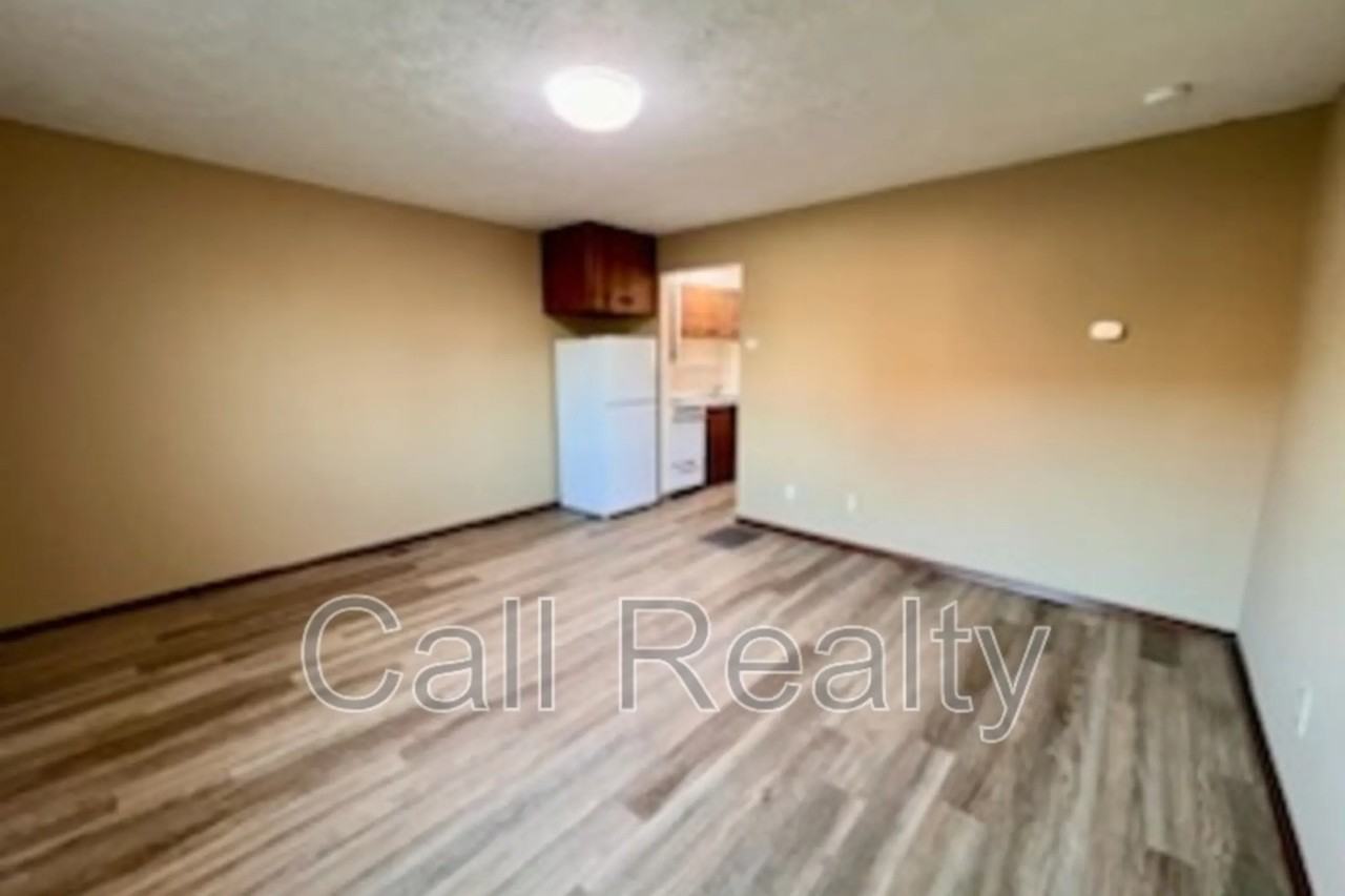 5225 N Crestline St - Photo 2 of 9