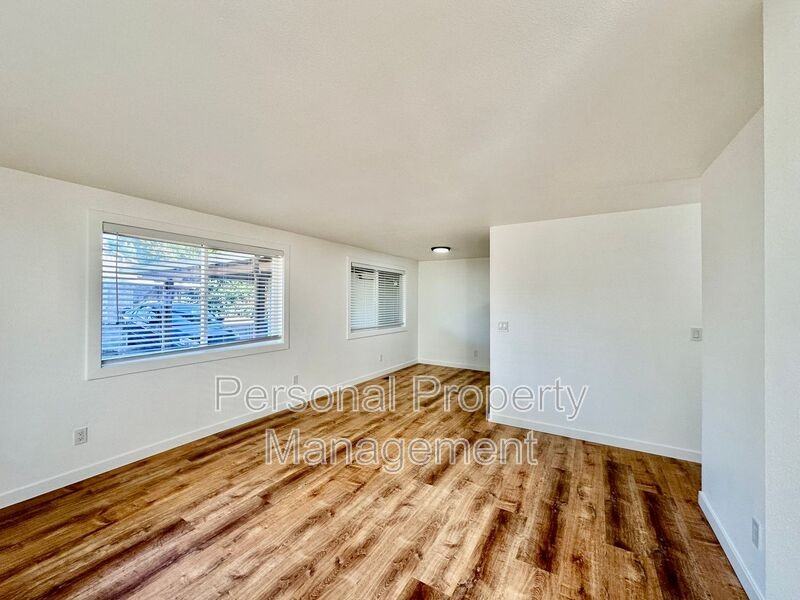 4325 E 17th St #10 - Photo 2 of 7