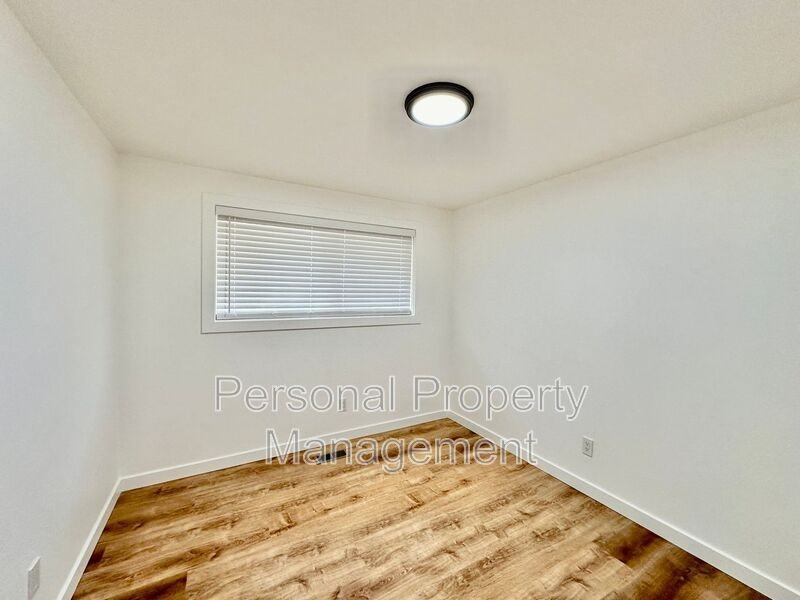 4325 E 17th St #10 - Photo 5 of 7