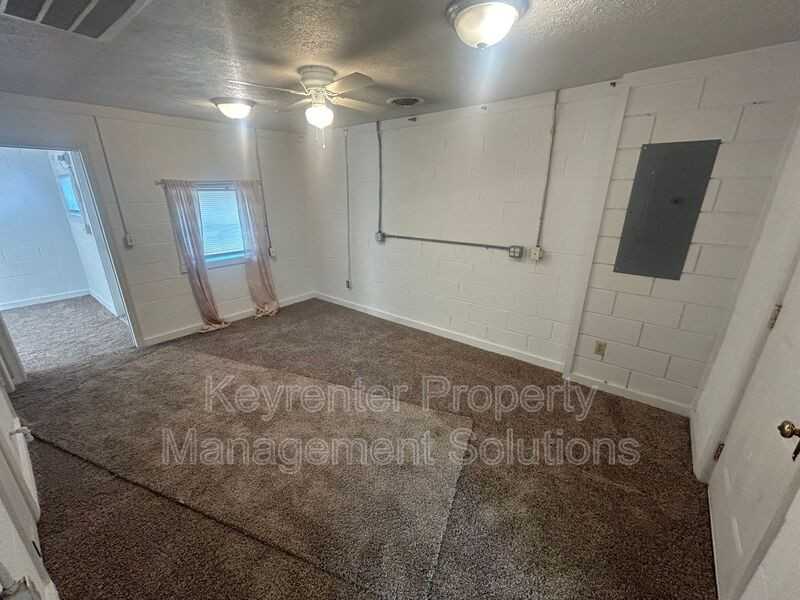 187 N Delphine Ave - Photo 3 of 16