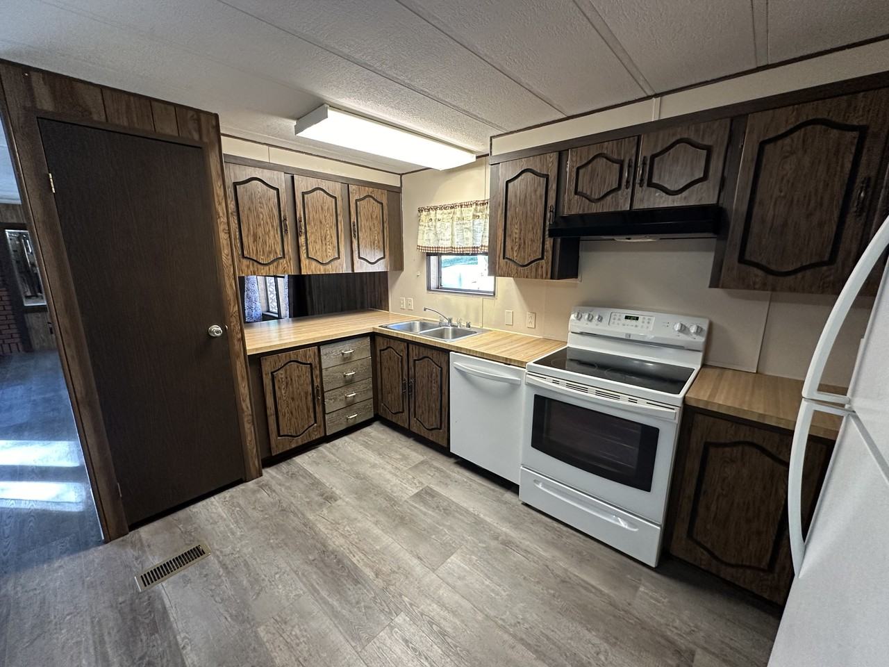 590 1/2 Danielson Rd - Photo 6 of 22