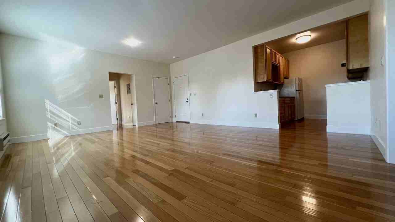 655 40th St #202 - Photo 2 of 25