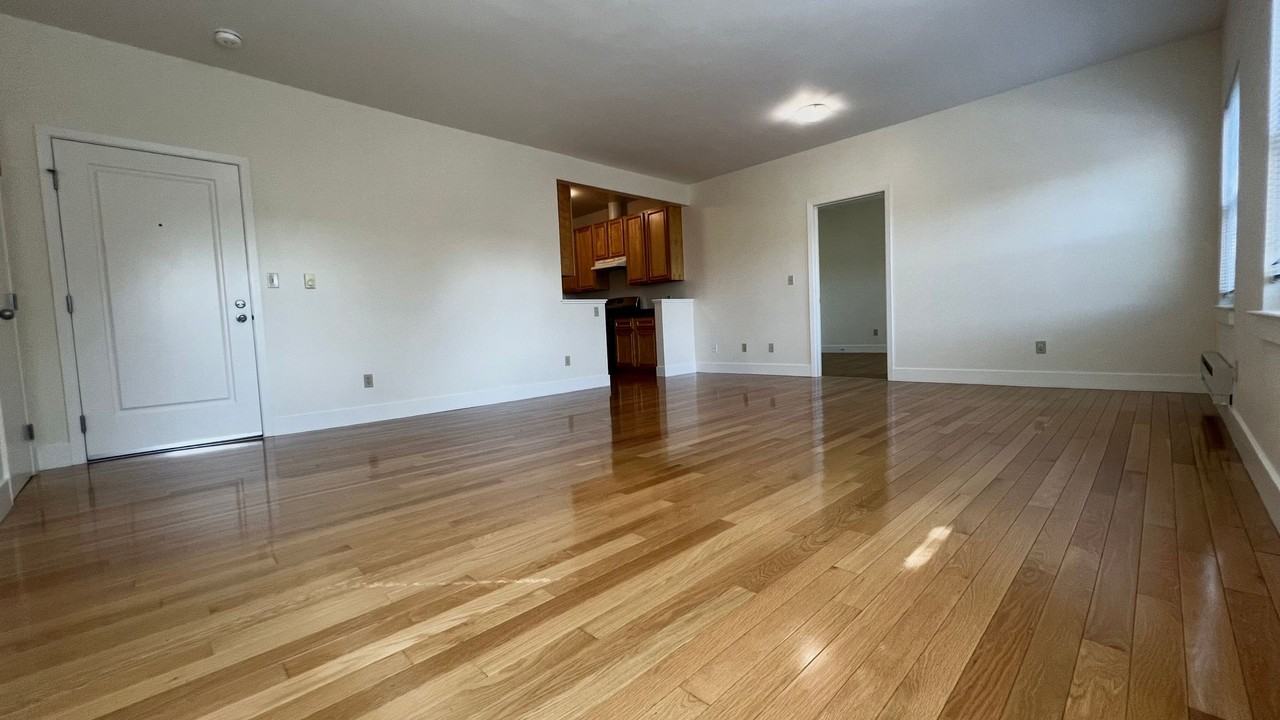 655 40th St #202 - Photo 3 of 25