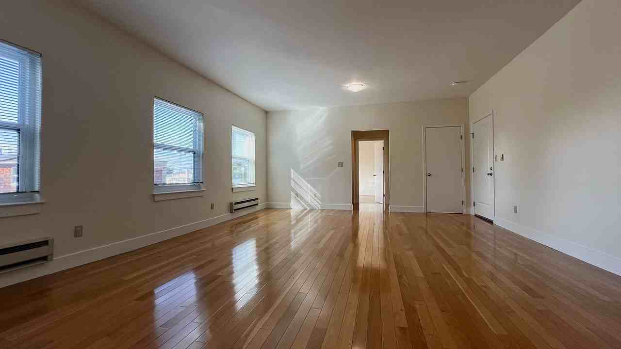 655 40th St #202 - Photo 4 of 25