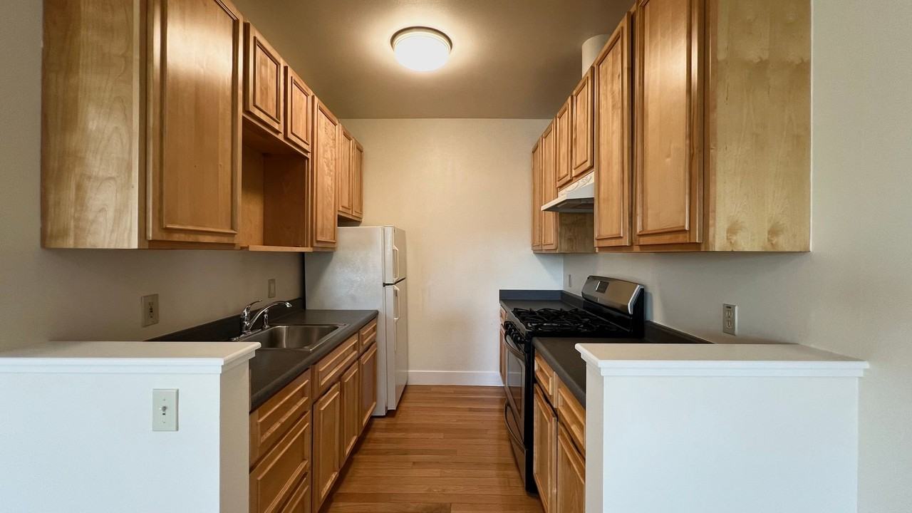 655 40th St #202 - Photo 5 of 25