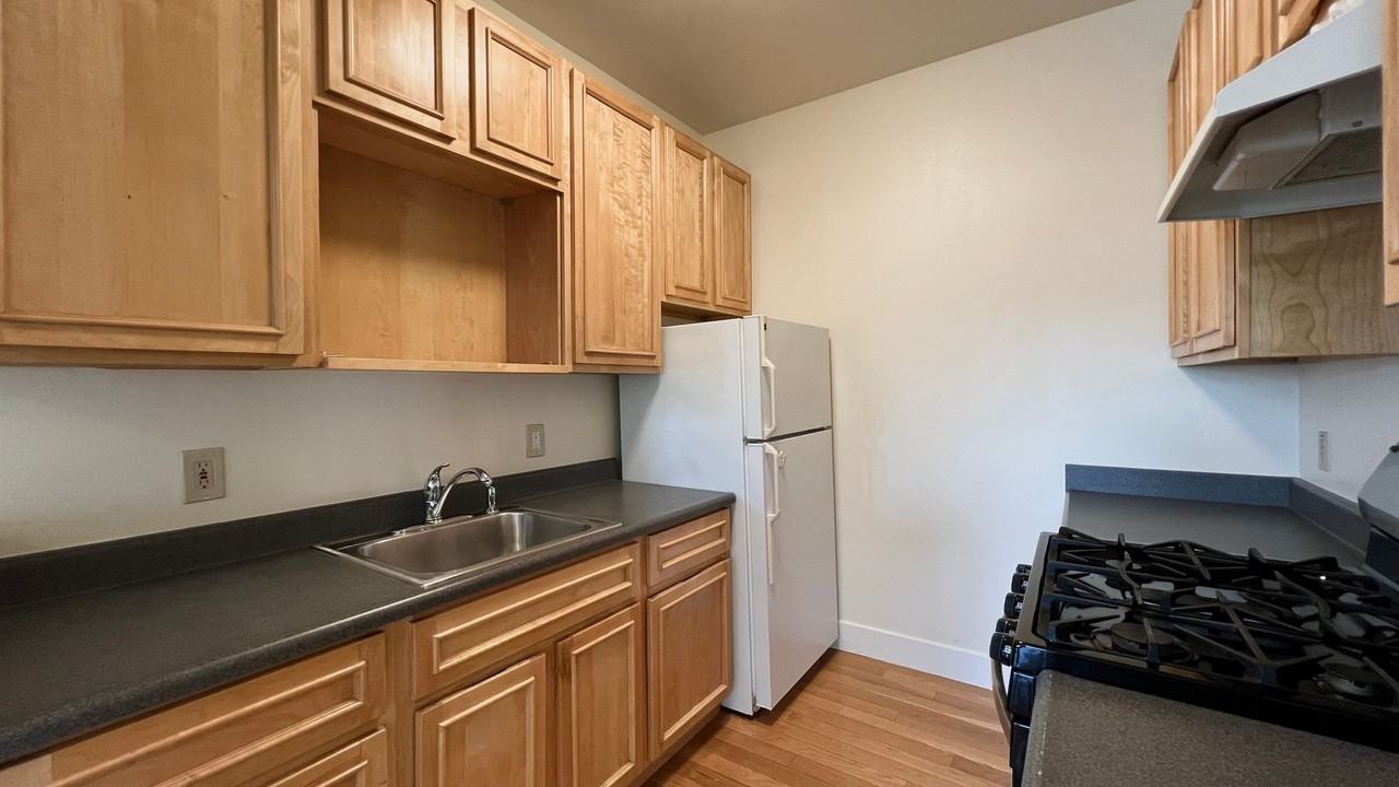 655 40th St #202 - Photo 6 of 25