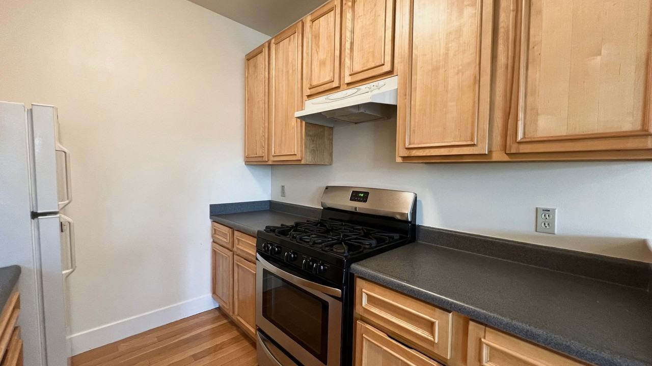 655 40th St #202 - Photo 7 of 25