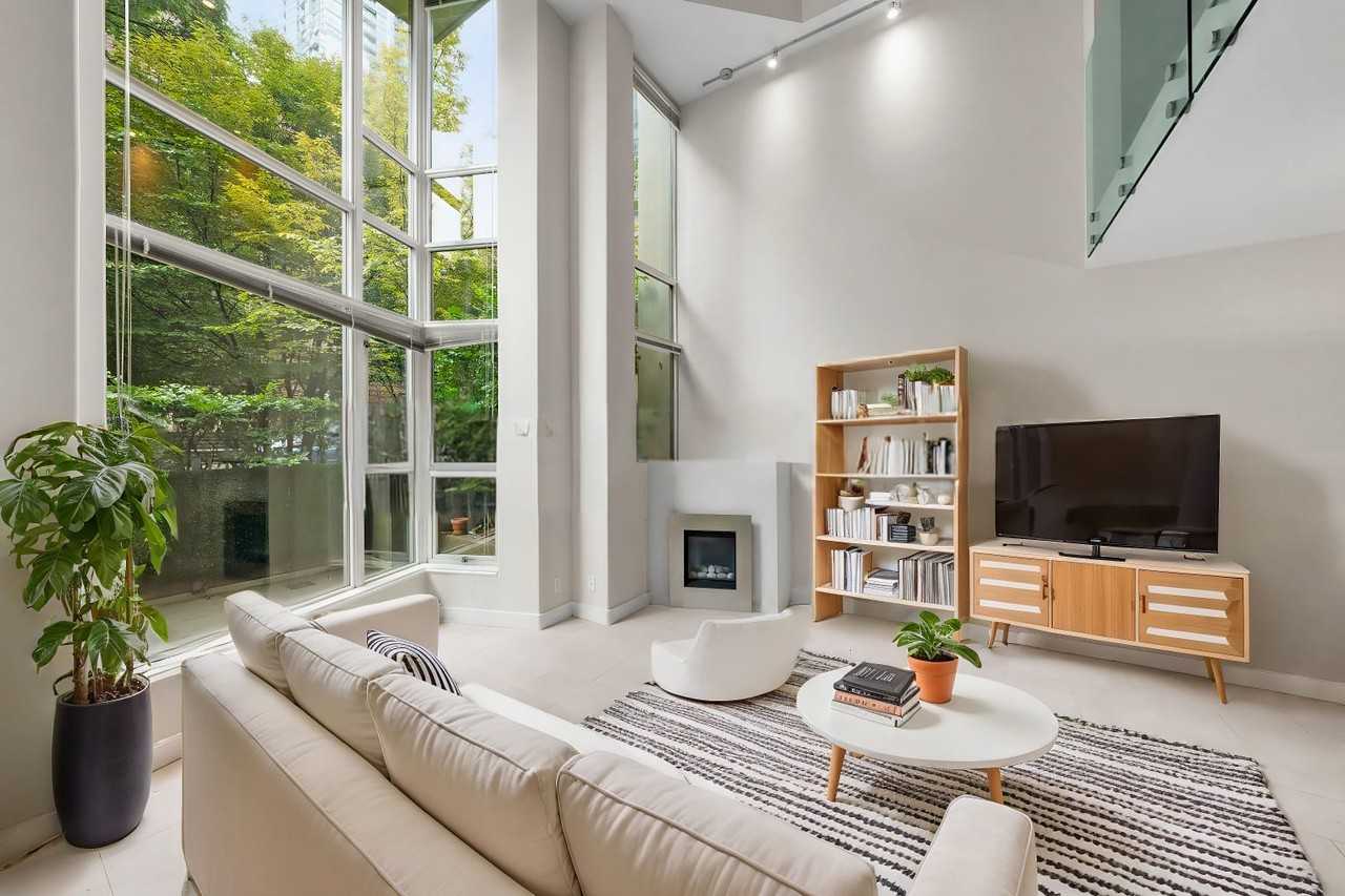 621 Jervis Street - Photo 2 of 16