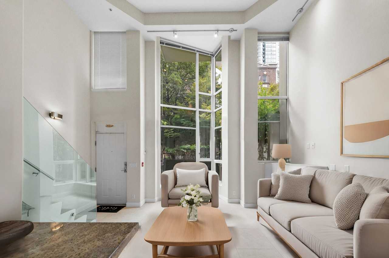 621 Jervis Street - Photo 3 of 16