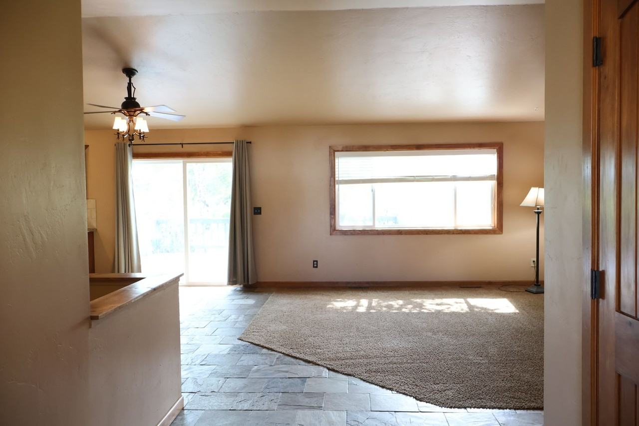 360 Rain Shadow Dr - Photo 2 of 33