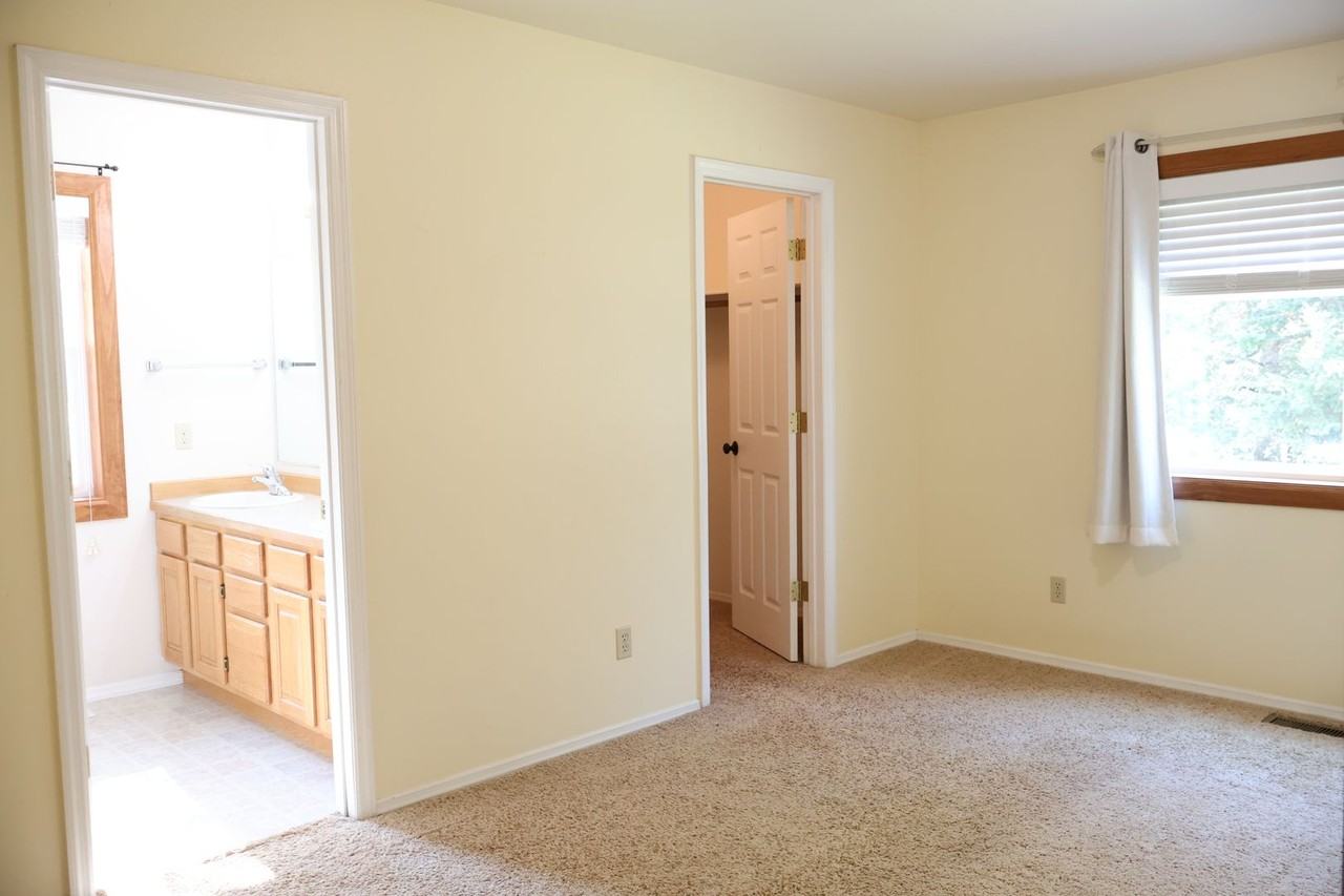 360 Rain Shadow Dr - Photo 7 of 33