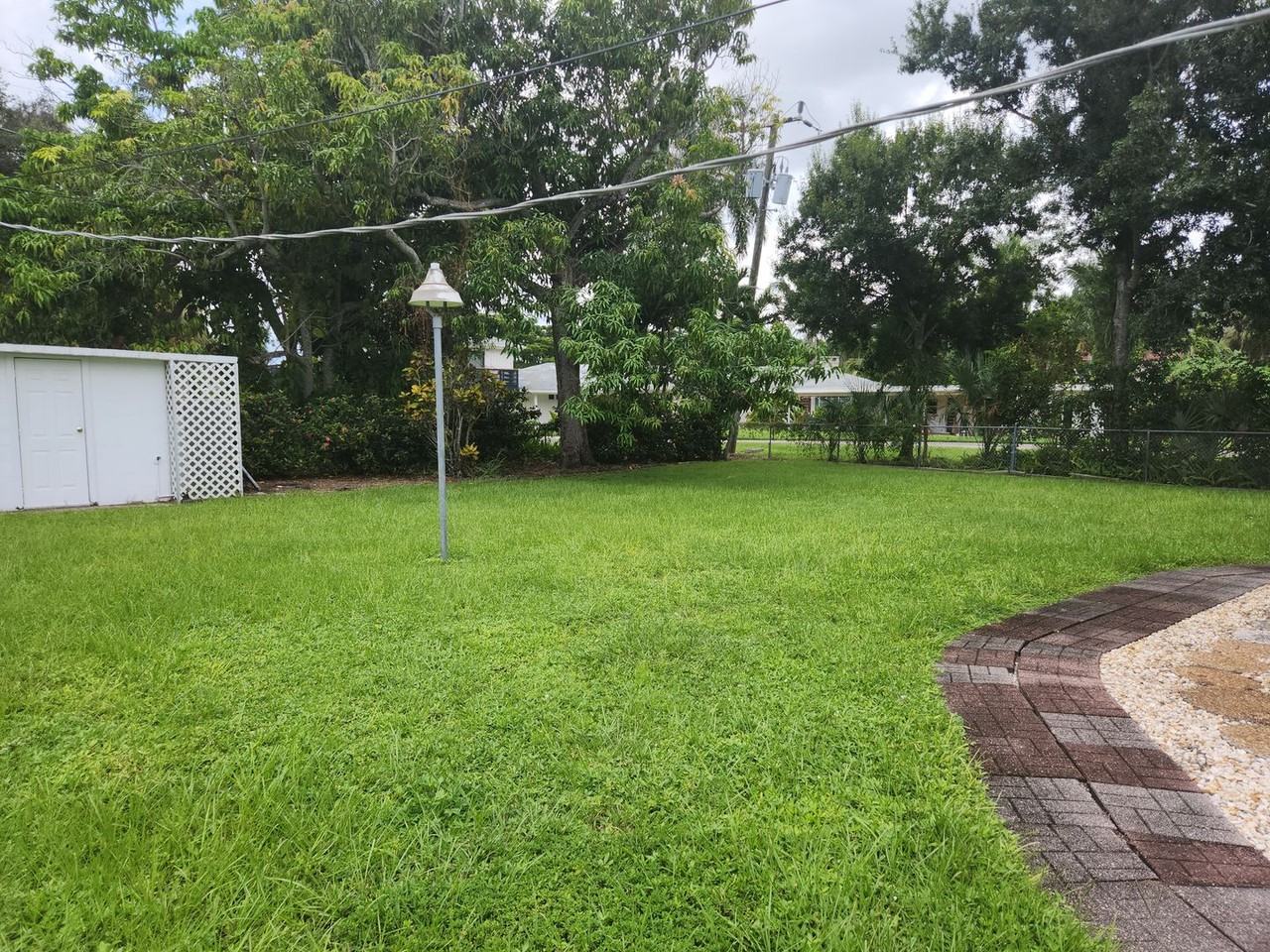 1652 Houston St - Photo 3 of 19