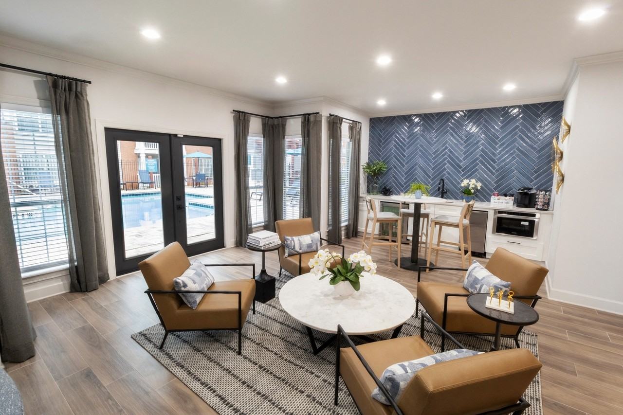 Avery Glen Luxury Apartments - Photo 2 of 14