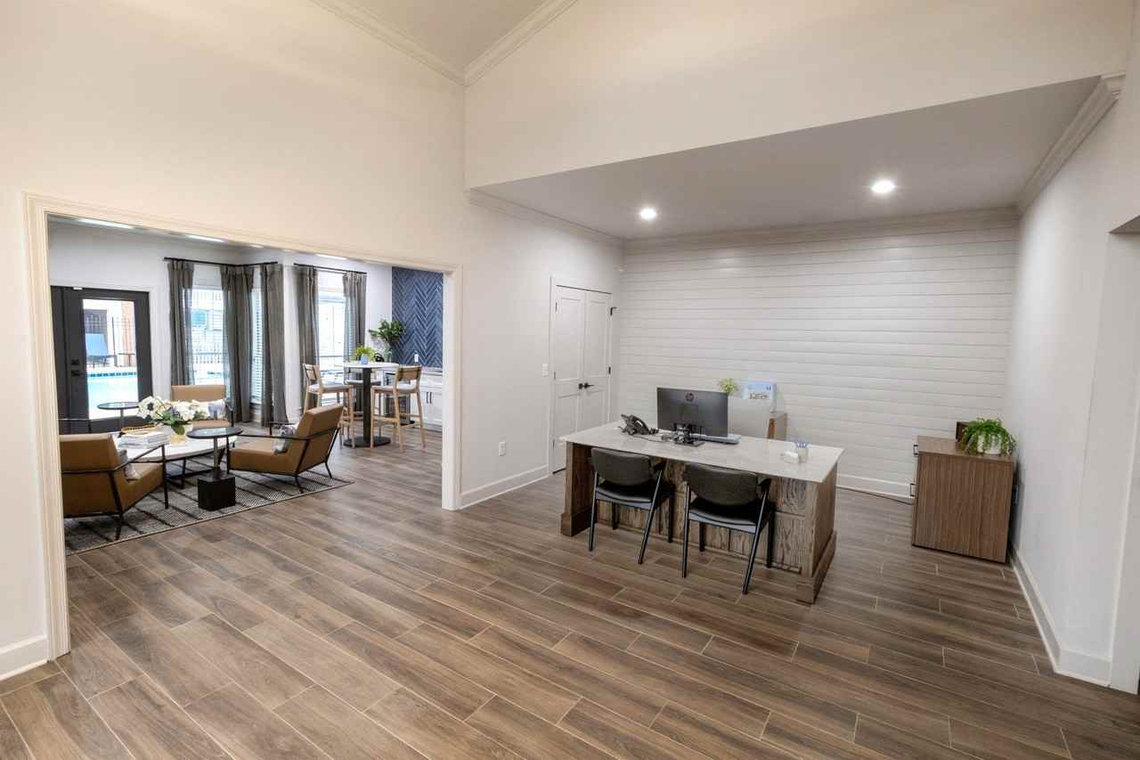 Avery Glen Luxury Apartments - Photo 4 of 14