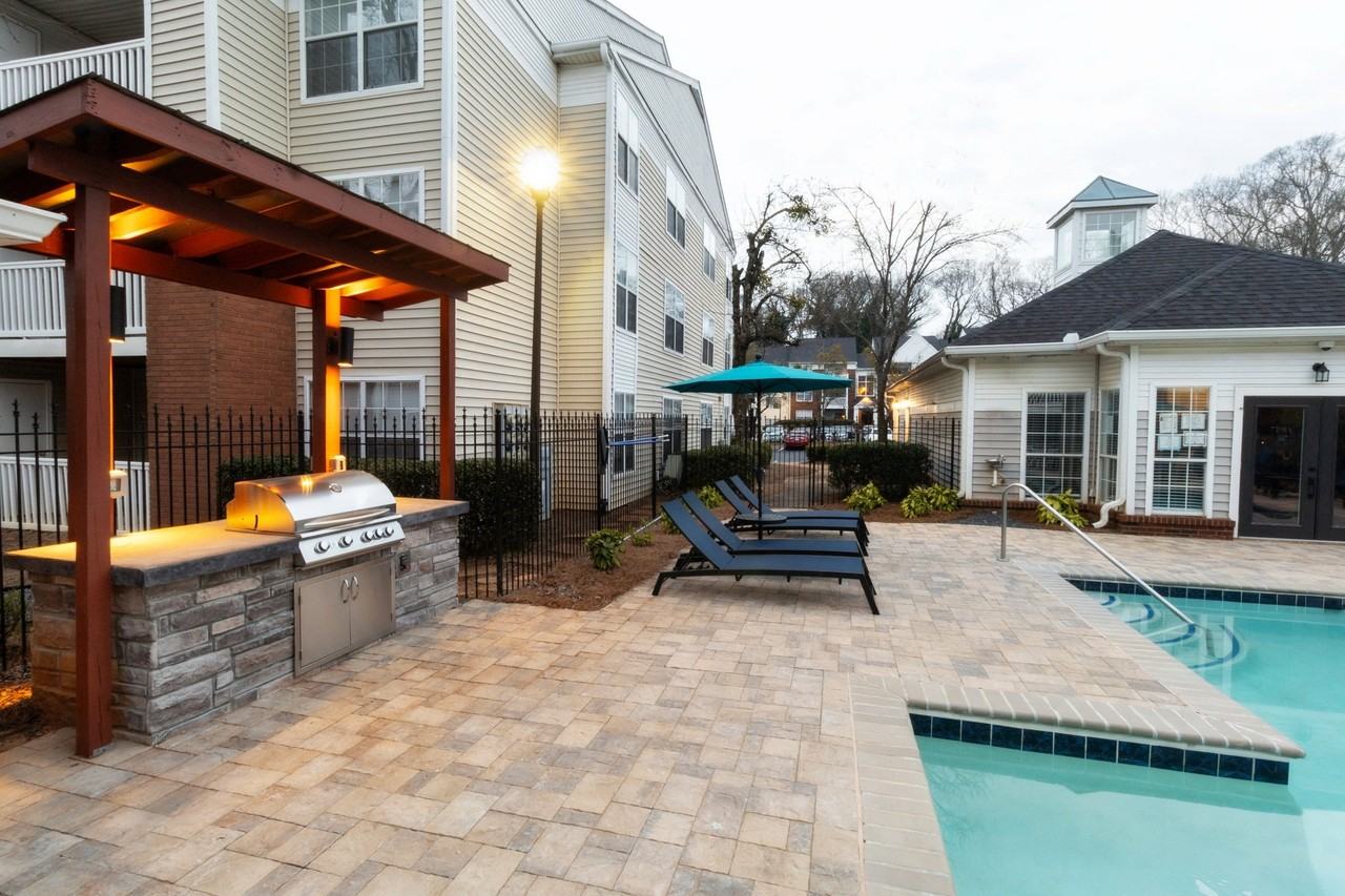 Avery Glen Luxury Apartments - Photo 7 of 14