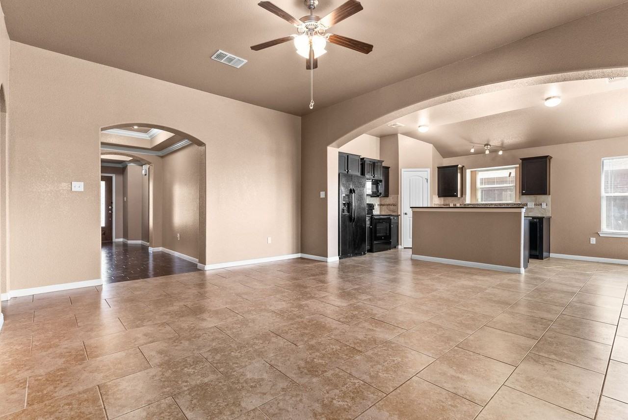 706 W Vega Ln - Photo 2 of 16