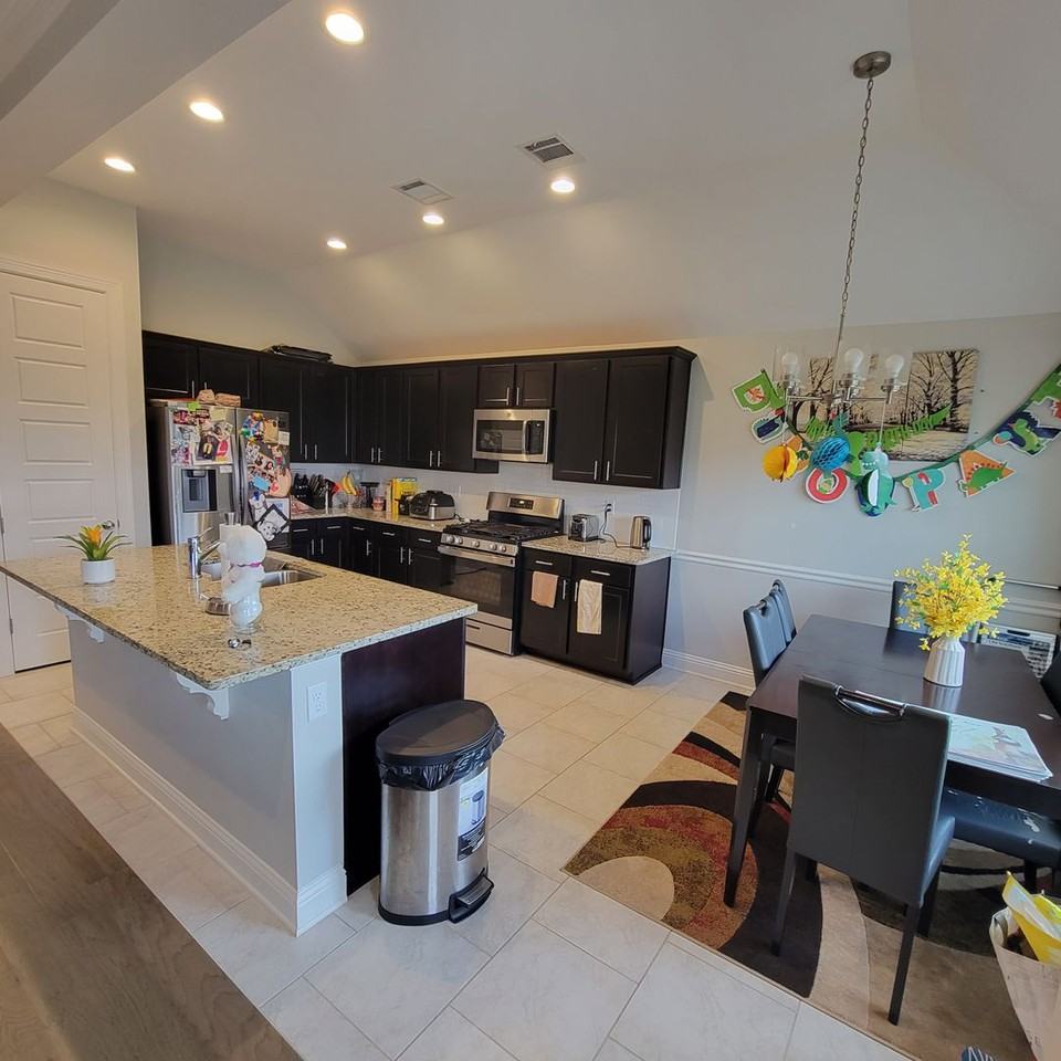 334 N Hampton St - Photo 3 of 11