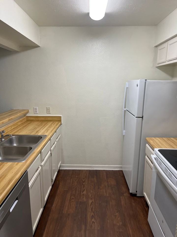 5705 E Texas St - Photo 3 of 10
