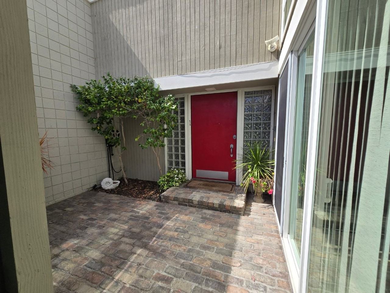 16391 Forest Hills Ln - Photo 3 of 9
