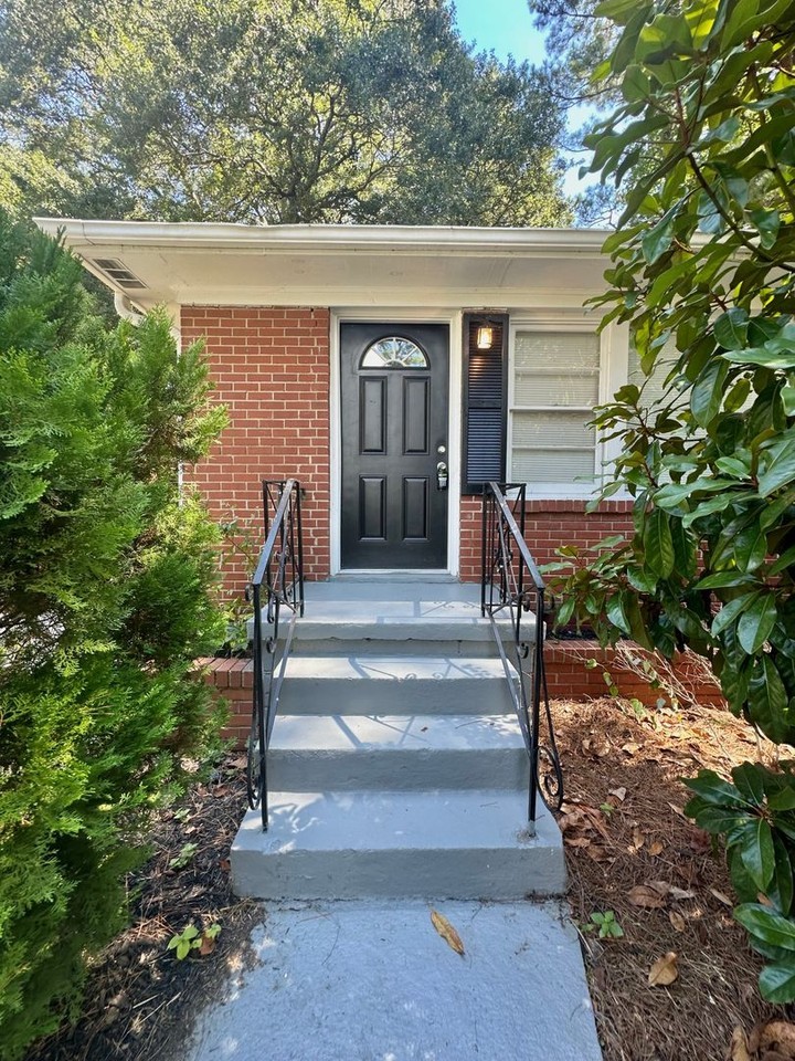 2556 Old Hapeville Rd Sw - Photo 3 of 14