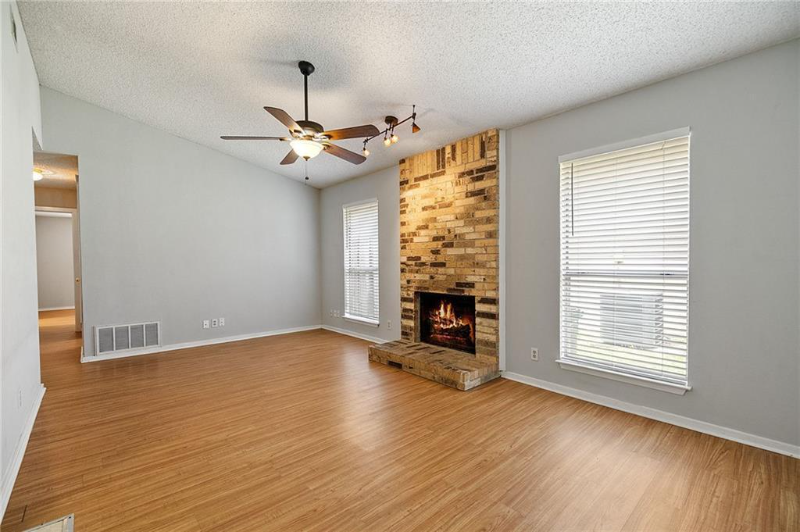 2107 Courtney St ##B - Photo 3 of 15