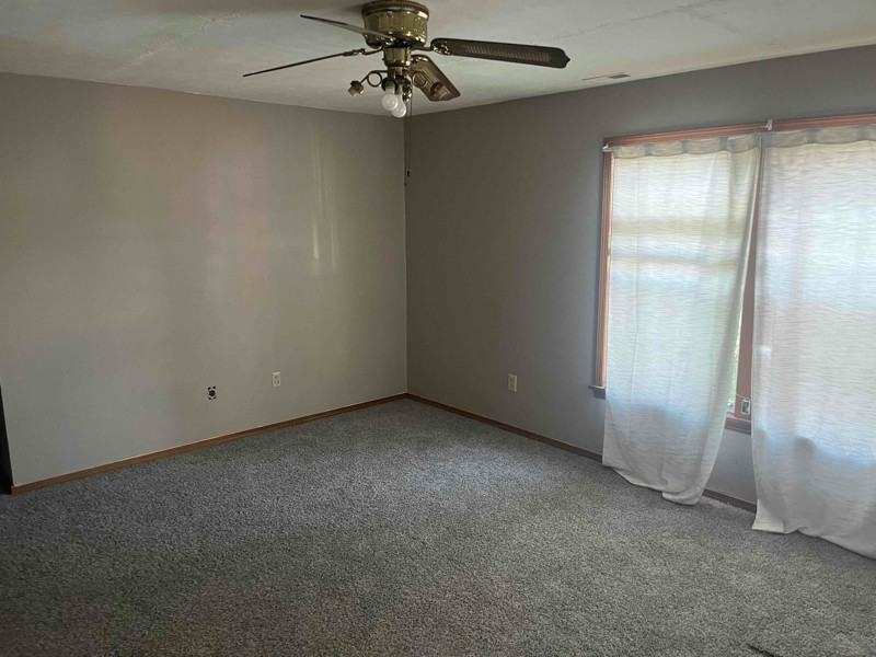 922 N Ontario St - Photo 3 of 7