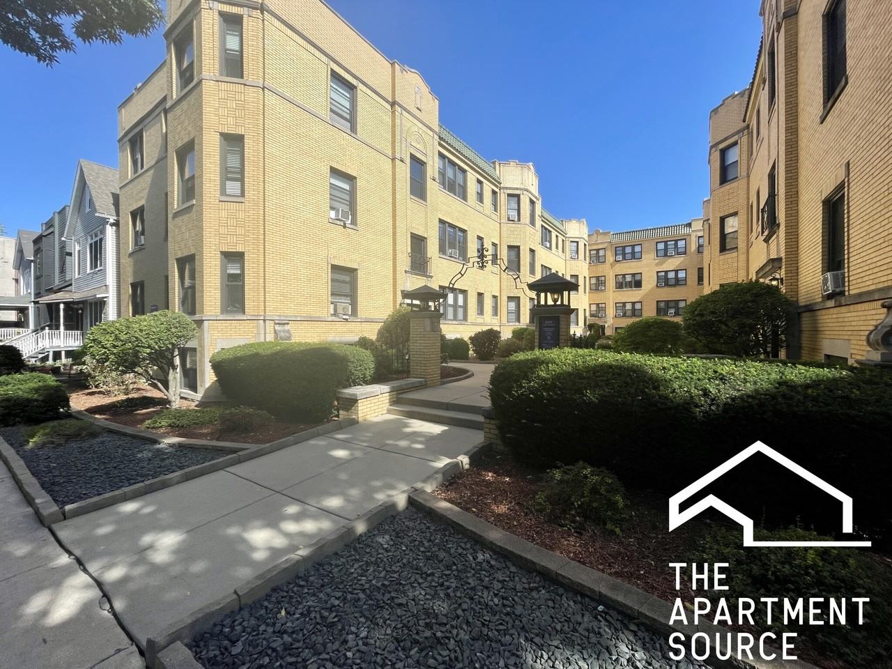 2323 N Rockwell St #B1 - Photo 5 of 13