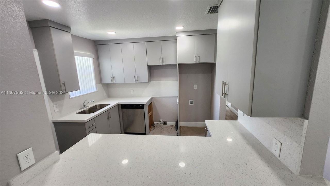 17555 Nw 29th Ct - Photo 3 of 8