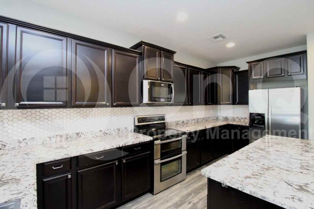 2315 W Desert Ln - Photo 3 of 32