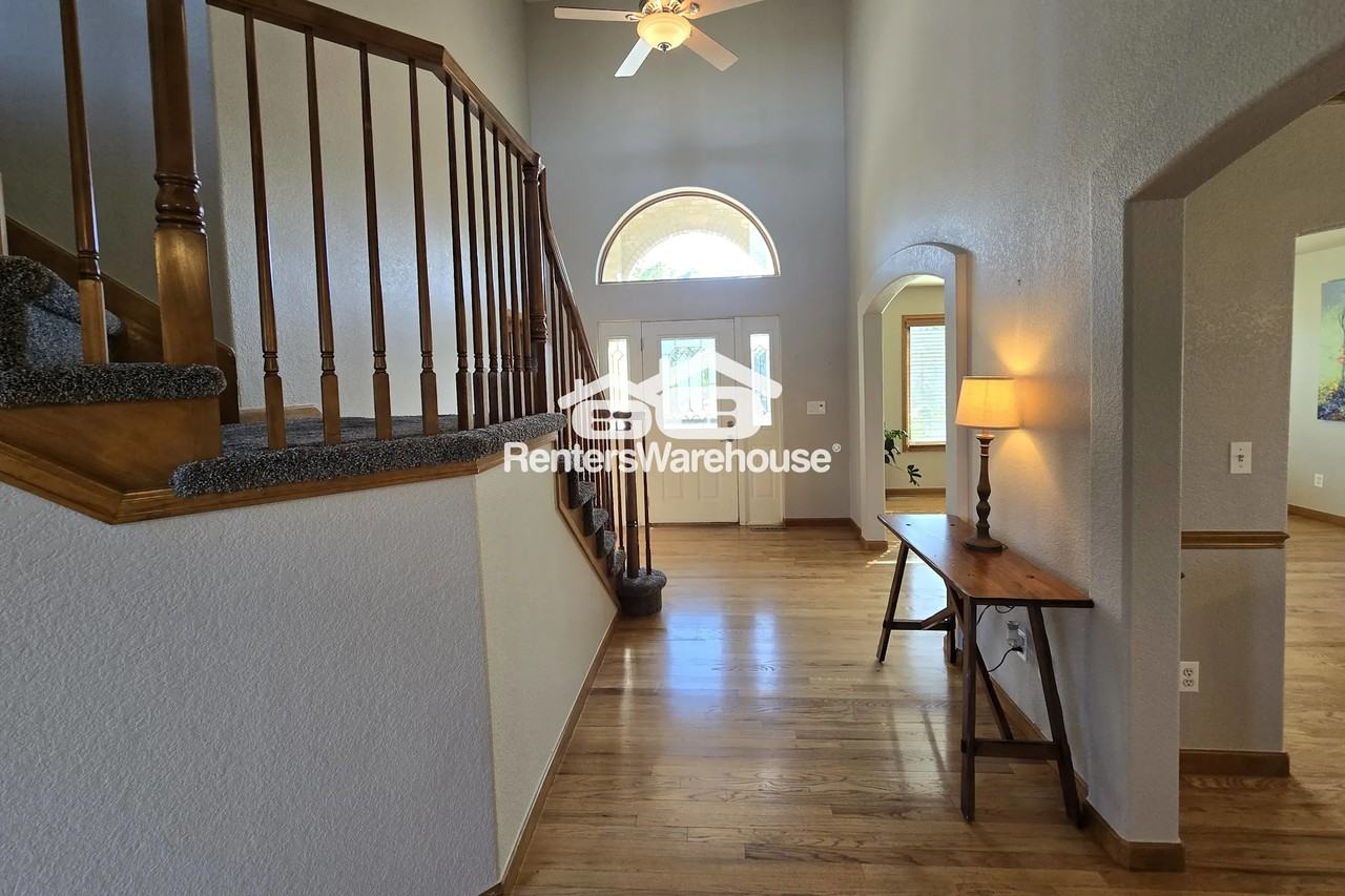 2795 Castle Crest Dr - Photo 3 of 38