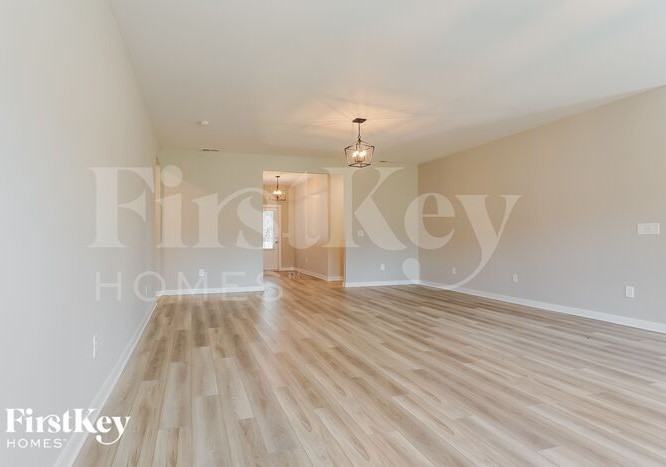 320 S Pine Dr - Photo 3 of 15