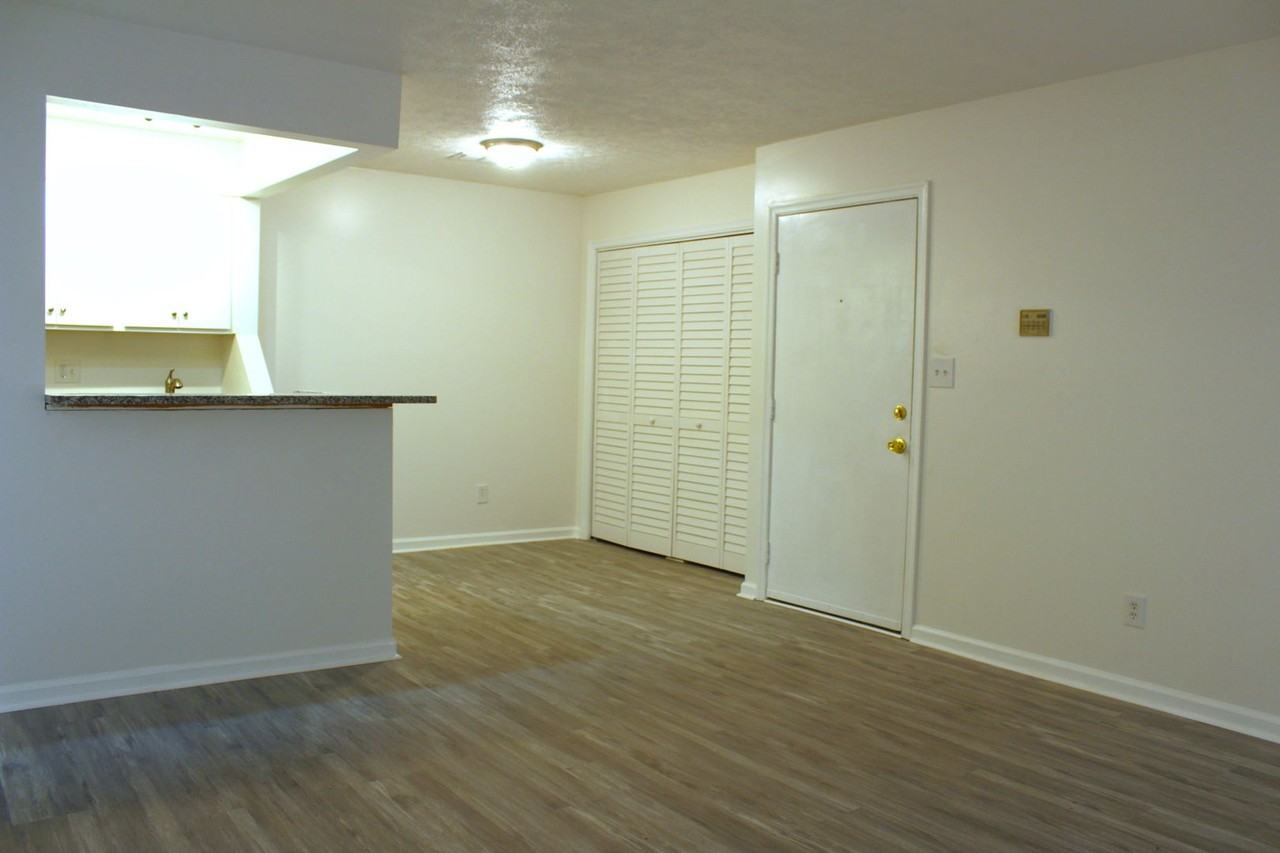 133 Haverford Ct - Photo 2 of 7