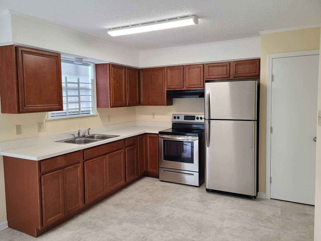 808 Revere Dr #B - Photo 3 of 12