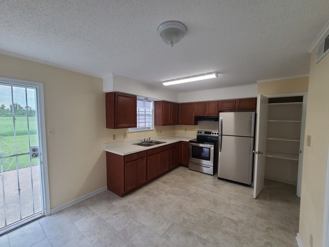 808 Revere Dr #B - Photo 4 of 12