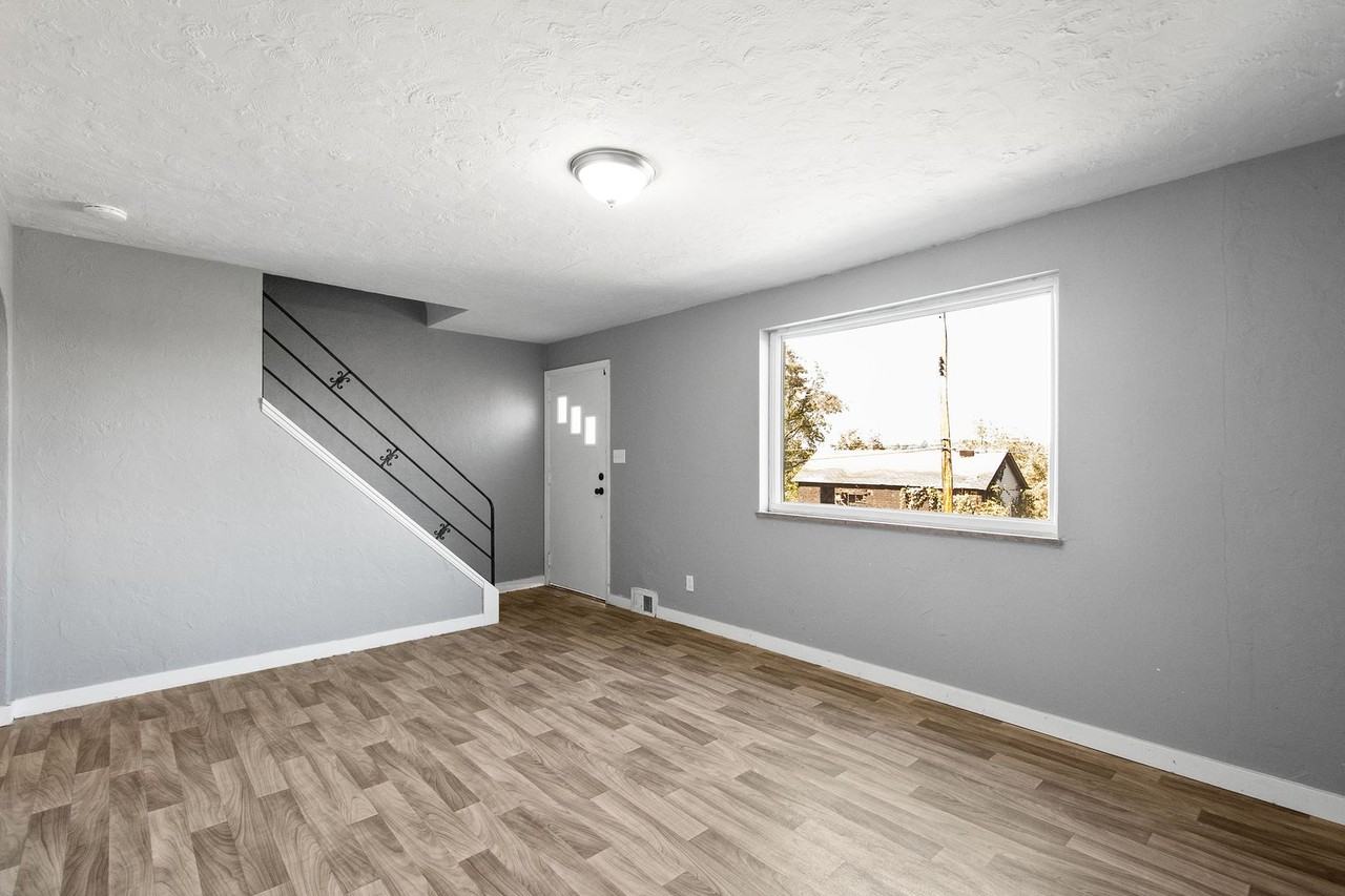 1044 Toman Ave - Photo 3 of 33