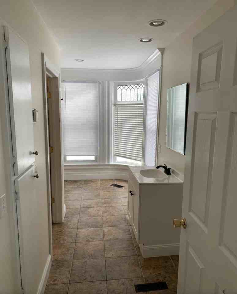 1042 State St - Photo 2 of 5