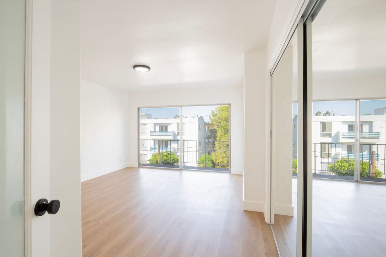 1626 N Fuller Ave - Photo 2 of 19